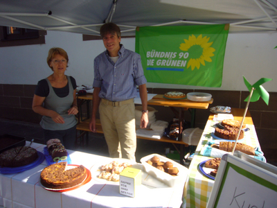 Renate Müller und Thomas Bitters beim Kuchenverkauf Renate Müller und Thomas Bitters beim Kuchenverkauf